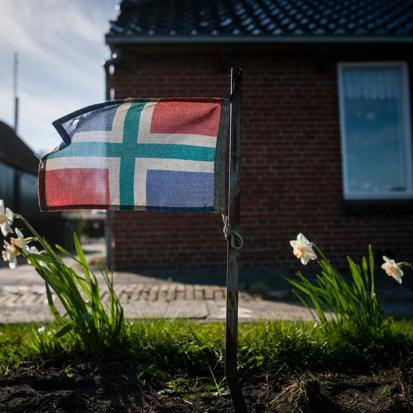 In een tuintje in Holwierde wappert een Gronings vlaggetje tussen de bloemen