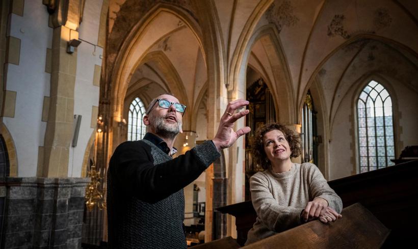 Anne Wieringa en Betty Knigge bekijken de schadeinspectie van de Groningse Martinikerk 