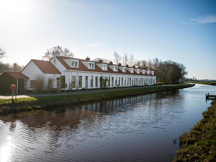 Blok van 10 witte woningen aan de Scharmer Ae.