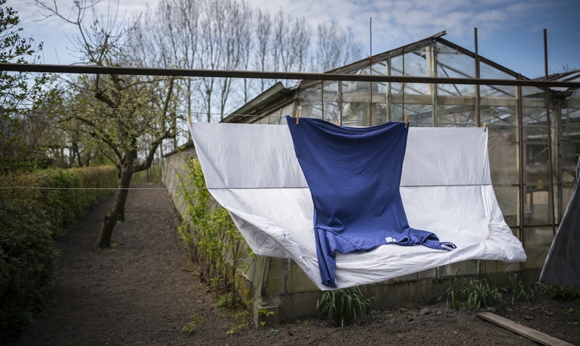 witte was en een blauw shirt hangen buiten aan de lijn