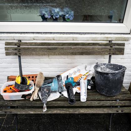  Aardbevingsschade in een huis in Groningen door hersteld door een aannemer en stucadoor. 