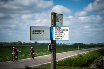 Wegwijzer met namen van dorpen uit de gemeente Het Hogeland.