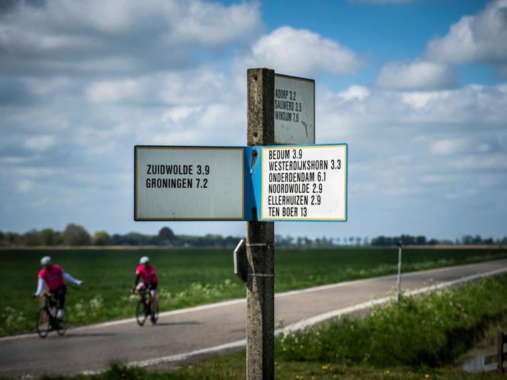 Wegwijzer met namen van dorpen uit de gemeente Het Hogeland.
