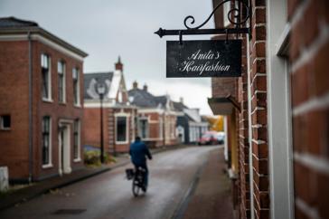 Winkelstraatje in het Groningse Middelstum.