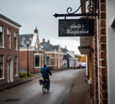 Winkelstraatje in het Groningse Middelstum.