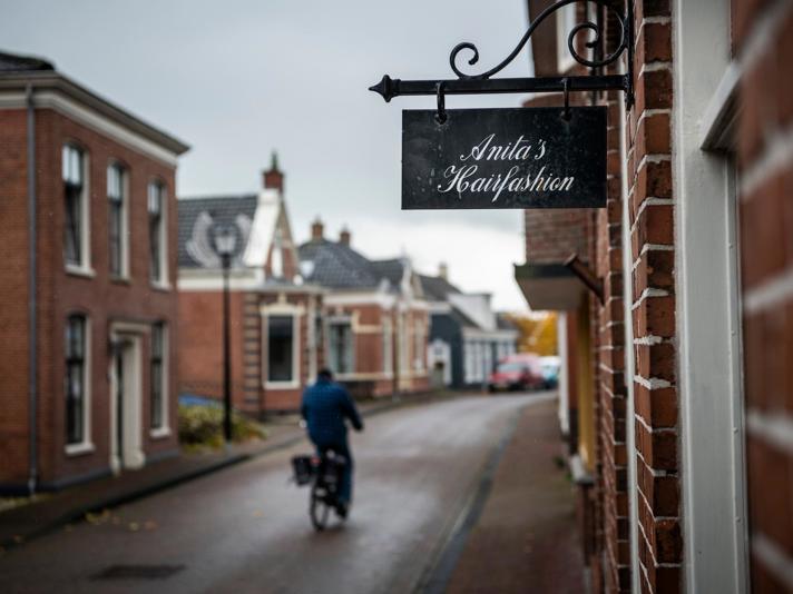 Winkelstraatje in het Groningse Middelstum.