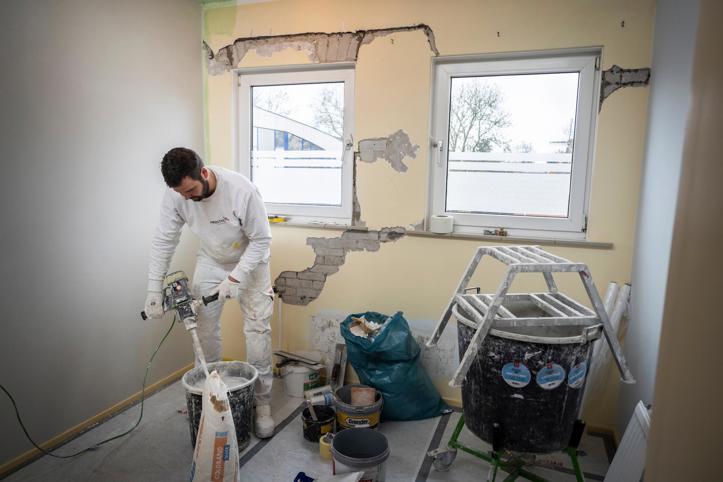 Aardbevingsschade in een huis in Groningen door hersteld door een aannemer en stucadoor. 