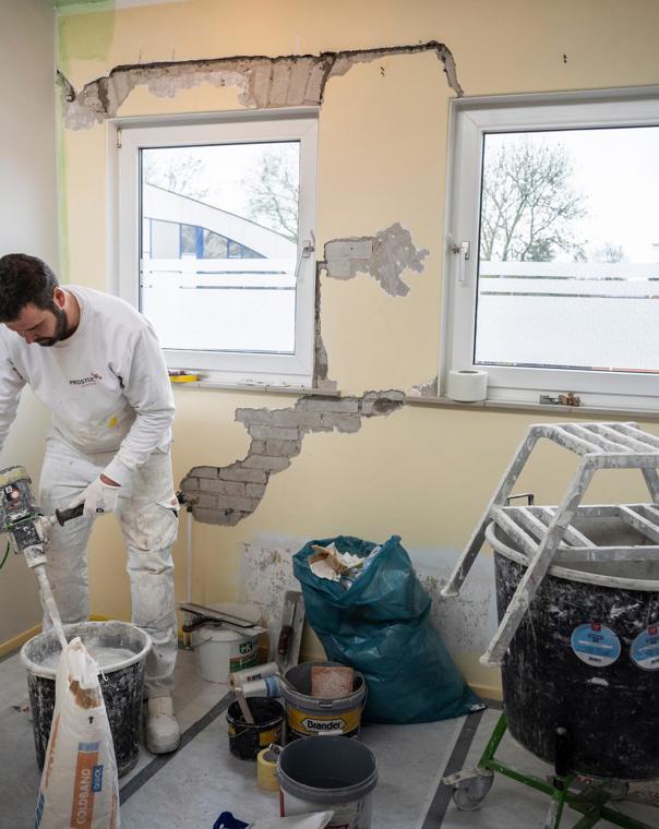 Aardbevingsschade in een huis in Groningen door hersteld door een aannemer en stucadoor. 